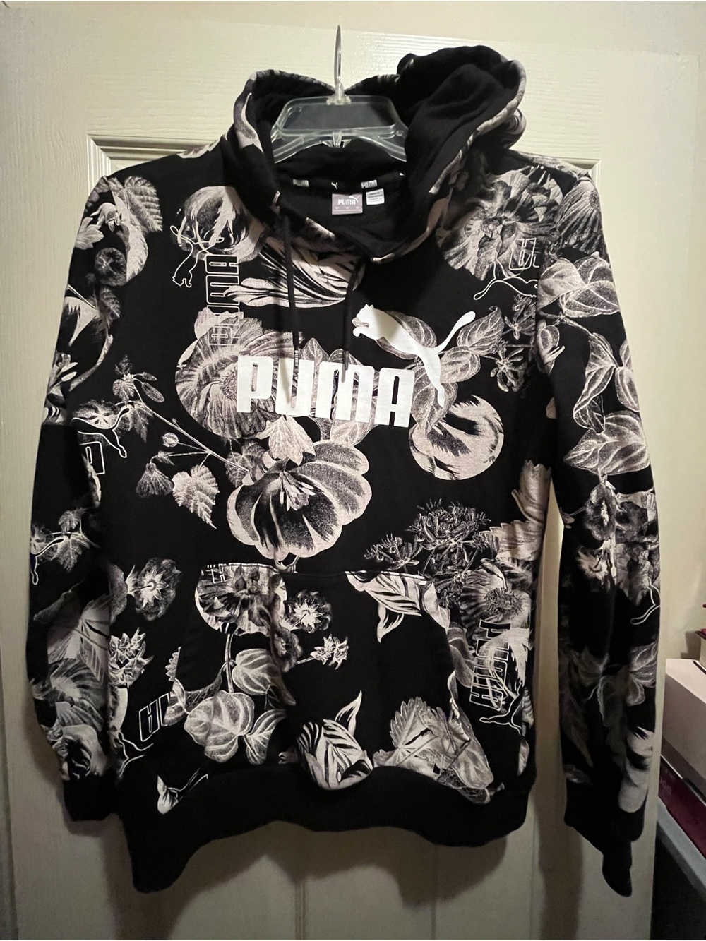 PUMA Black and White Floral Logo Hoodie size medium